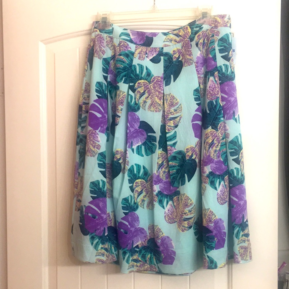 NWOT Women’ wide pleated leaf/pattern skirt